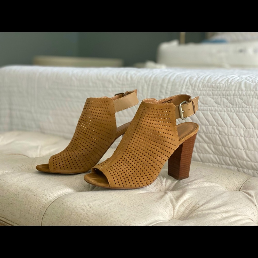 Tahari block heel sandal
